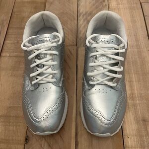 New Balance Women’s 520 Silver Casual Sneakers Size 7.5 (WL520ME)